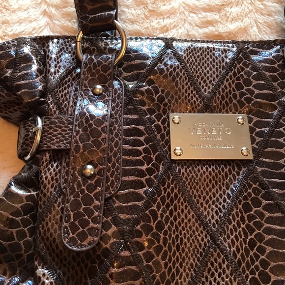 😀 $30/3 Faux snakeskin bag - Picture 2 of 4